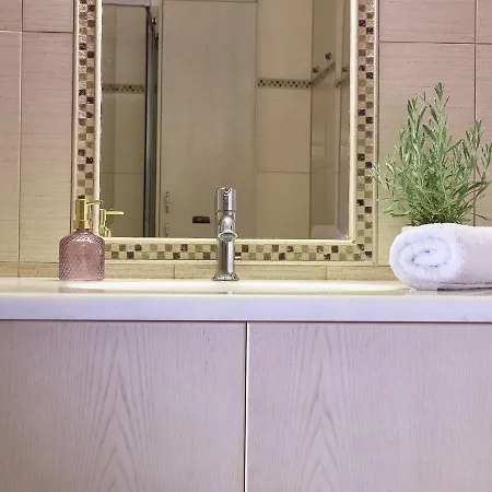 Giovanna's Lux Apartment, By Zantewize Apartman